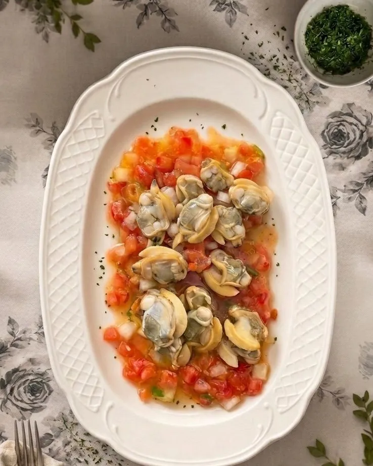 Mesa de El Paso con ensalada de almeja fina recién servida
